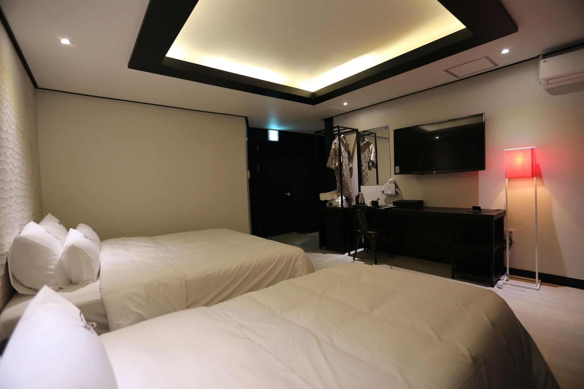 Almond Hotel Gupo Station Busan Exterior foto